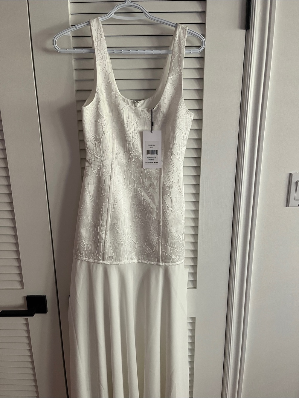 White Sleeveless Scoop Neck Maxi Dress